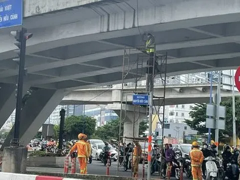 NÓNG: Cấm tất cả phương tiện lưu thông dưới dạ cầu vượt Nguyễn Hữu Cảnh