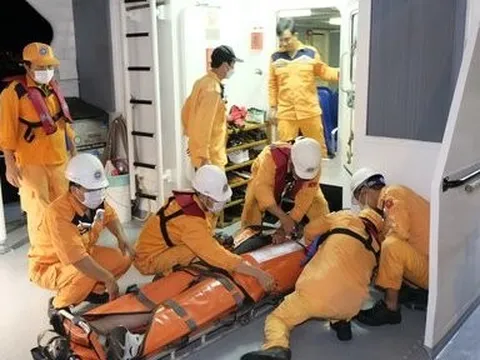 Trong 24 giờ, cứu nạn 2 thuyền viên nước ngoài bị tai nạn lao động