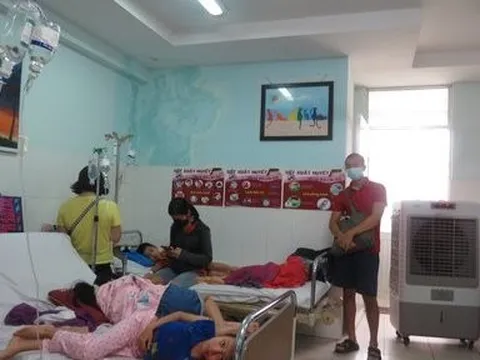 Nhiều học sinh ở Nha Trang nhập viện cấp cứu nghi do ngộ độc thực phẩm