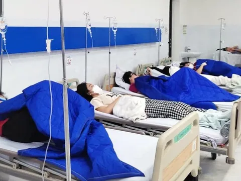 Lấy mẫu thức ăn trường học có nhiều học sinh nhập viện nghi ngộ độc ở Nha Trang