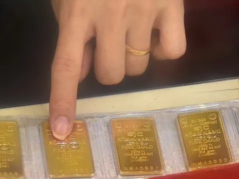 Giá vàng hôm nay 18-11: USD đảo chiều tăng giá, vàng giảm mạnh