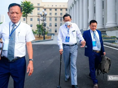 Cựu Thứ trưởng Bộ Y tế chống gậy tới hầu tòa