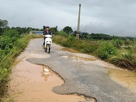 Đoạn đường chằng chịt ổ trâu, ổ voi, dân 2 huyện ở Thanh Hóa khốn khổ