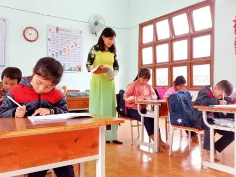 Vinh quang nghề nhà giáo: Khó khăn vẫn quyết theo nghề