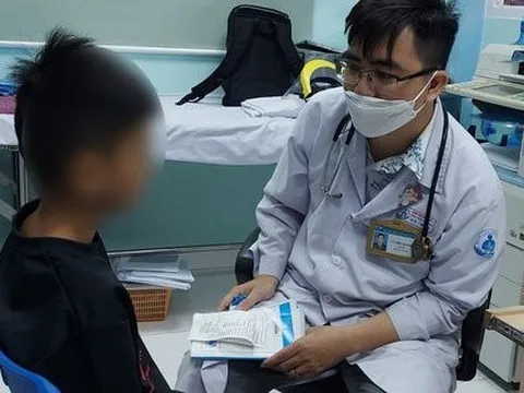 Giật mắt, lắc cổ - bệnh đến từ tivi, điện thoại