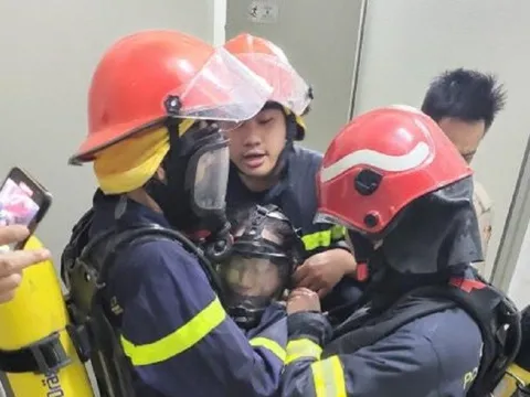 Kịp thời giải cứu 2 nạn nhân thoát khỏi đám cháy ở chung cư Victoria Văn Phú