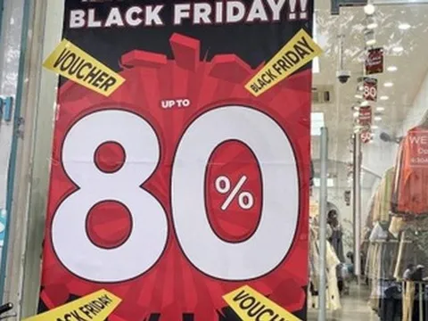 Black Friday: Thời trang giảm giá 'sập sàn' tới 80%, khách vẫn thờ ơ