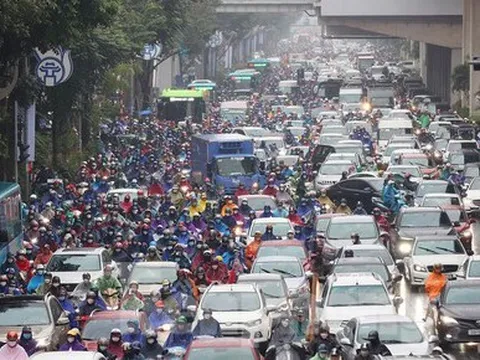Gió mùa tràn về Hà Nội, 'biển' người nhích từng bước giữa cơn mưa lúc sáng sớm