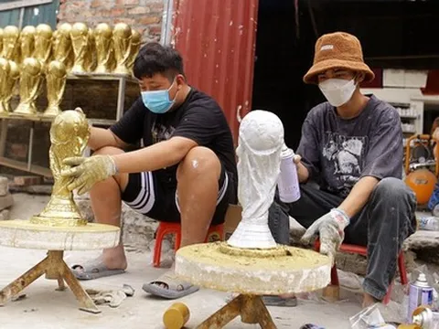 Ảnh: Ngắm những chiếc cúp vàng World Cup ''made in Việt Nam" của nghệ nhân Bát Tràng