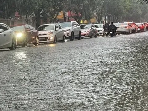 Mưa lớn kéo dài nhiều tuyến đường ở Tp.Vinh bị ngập nặng