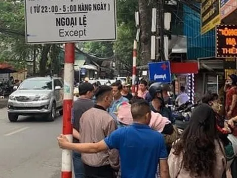 Hà Nội: Điều tra vụ người phụ nữ bị đâm tử vong trên phố