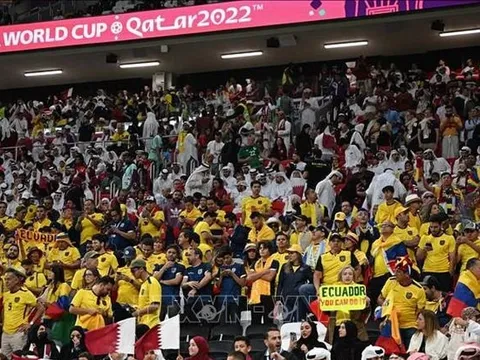 Khán giả nhận vé viết tay do sự cố trên ứng dụng của FIFA