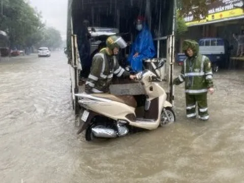 Công an Tp.Vinh dầm mình, giúp dân trên các tuyến đường ngập sâu