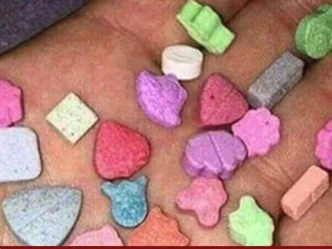 Hai học sinh lớp 6 lên cơn co giật sau khi ăn kẹo người lạ cho