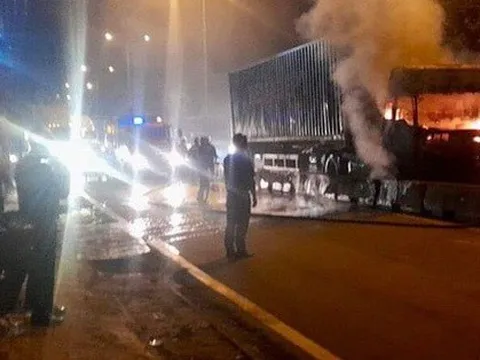 Xe container bốc cháy dữ dội ở TP Thủ Đức