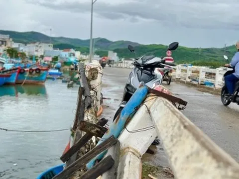 Cận cảnh cây cầu rệu rã chờ sập, người dân 'nín thở' đi qua mỗi ngày