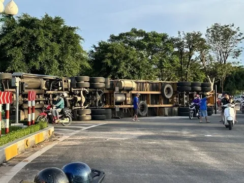 Bình Thuận: Xe đầu kéo container lật giữa vòng xoay quốc lộ