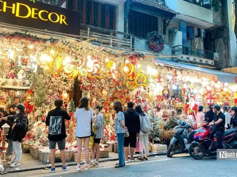 Hàng Mã nhộn nhịp trước thềm Giáng sinh 2022