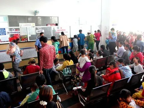 Bệnh viêm phổi ở trẻ em gia tăng mạnh, vỗ lưng khi trẻ bị viêm phổi có tác dụng gì?