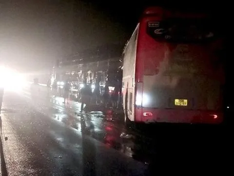 Xe khách tông vào sau xe tải, tài xế và phụ xe tử vong, 5 hành khách bị thương