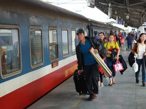 Đường sắt khuyến cáo khách không mua vé trôi nổi