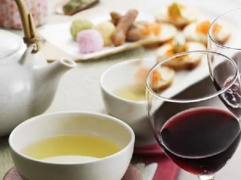 Uống trà, rượu vang chặn được nhóm bệnh khiến y học bó tay?