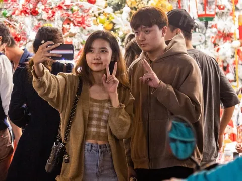 Giới trẻ Hà thành nô nức đến phố Hàng Mã check-in trước thềm Noel