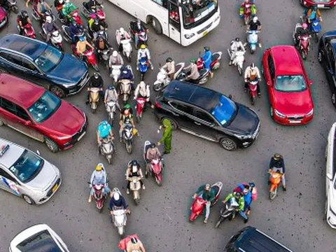 Hà Nội: Giao thông hỗn loạn ngày đầu phân làn nút giao Mễ Trì