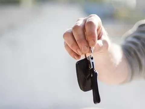 Truy nã giám đốc công ty dùng đăng ký giả để bán 3 xe ô tô