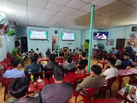 Bóc mẽ “mô hình” hoạt động cá độ bóng đá trong quán cà phê ở Huế