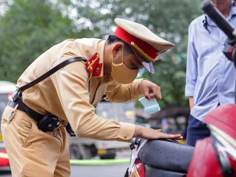 Uống với bạn 2 chén rượu, tài xế méo mặt khi nhận biên bản xử phạt nồng độ cồn