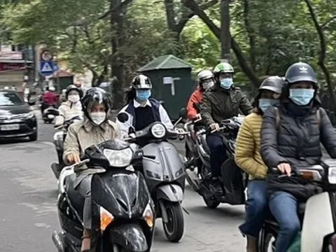 Người Hà Nội co ro trong mưa rét đầu đông