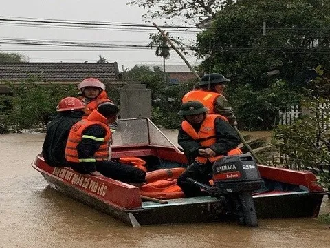 Huế: Tìm kiếm tung tích 1 người dân bị nước lũ cuốn mất tích