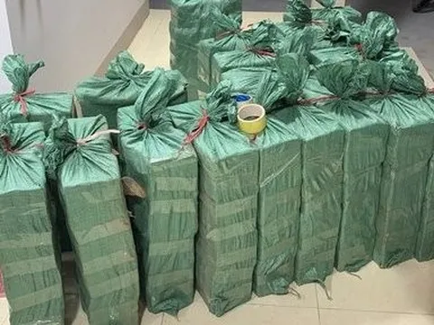 Bắt tài xế xe khách cầm đầu đường dây buôn bán pháo từ nước ngoài về