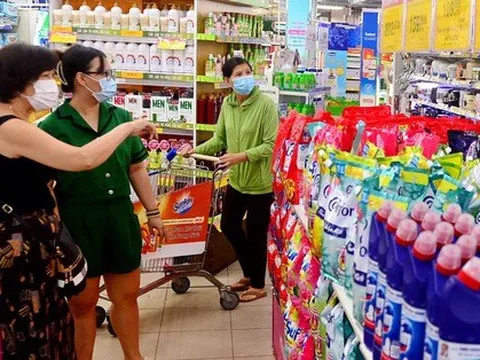 Nhiều siêu thị ồ ạt giảm giá kéo sức mua