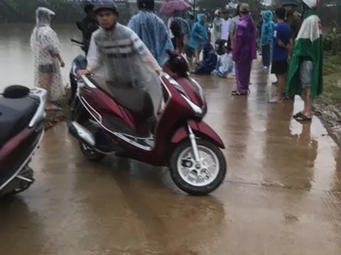 Huế: Tìm tung tích 2 cậu cháu nghi bị nước lũ cuốn mất tích