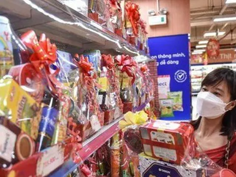 Hàng Tết rầm rộ lên kệ, khuyến mãi sớm vì sợ ế
