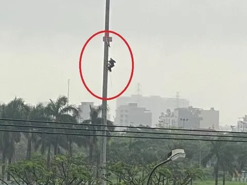 Tp.Đà Nẵng: Một người đàn ông trèo lên cột cờ 2/9 phát livetream