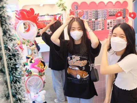 Sài Gòn lúc này, đâu đâu cũng thấy hàng Noel