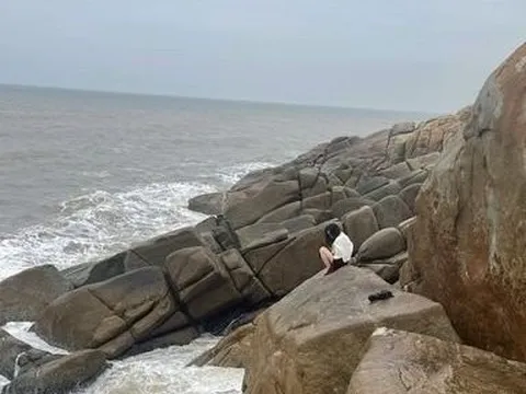 Thanh Hóa: Giải cứu một phụ nữ ngồi chênh vênh trên mỏm đá có ý định tự tử