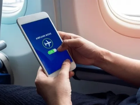 Hành khách tại EU sắp được sử dụng điện thoại trên máy bay