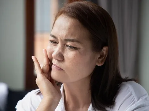 Nên làm gì khi bị liệt mặt, méo miệng do trời lạnh?