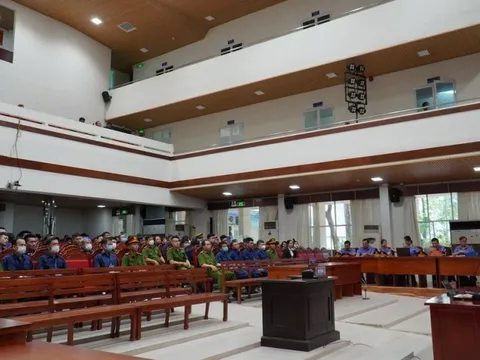 Các ông “trùm” trong đường dây buôn lậu 200 triệu lít xăng dầu lãnh án