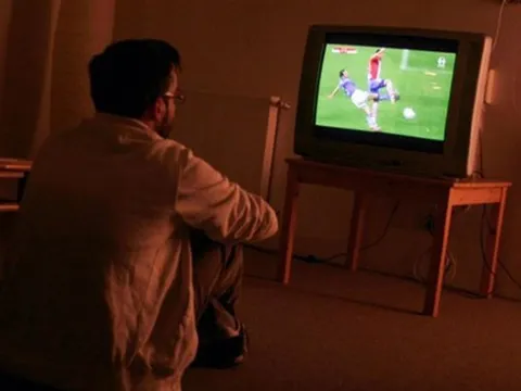 Thâu đêm xem World Cup, chàng trai 26 tuổi bị chẩn đoán liệt mặt