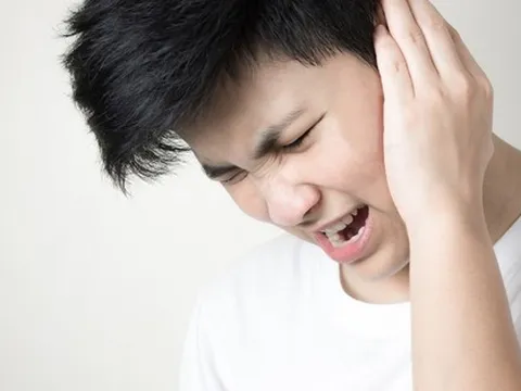 Chàng trai bị điếc đột ngột vì 2 thói quen xấu thường thấy ở người trẻ