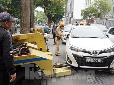 CSGT xuất quân xử lý ô tô chiếm lòng đường, vỉa hè ở quận Hoàn Kiếm