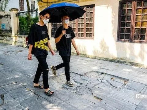 Giám đốc Sở Xây dựng Hà Nội nói đá lát vỉa hè mưa xuống thì bị giãn nở, tự vỡ