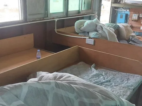 Bên trong tàu sắt lạ không người lái trôi dạt vào bờ biển Quảng Trị có gì?