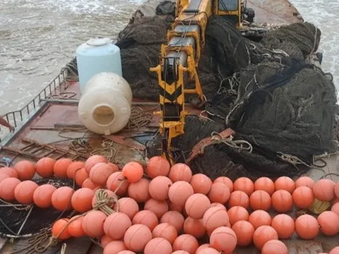 Có gì trên chiếc tàu sắt tiền tỉ, không người lái dạt vào bờ biển Quảng Trị?