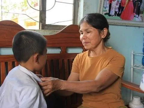 Hoàn cảnh đáng thương của hai cháu bé bị cha mẹ tâm thần nhiều lần nhốt trong nhà